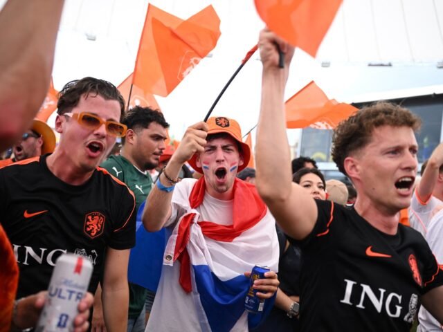2026-06-19T185205Z_1960473376_UP1EM6J1GERMC_RTRMADP_3_SOCCER-WORLDCUP-NLD-SWE-FANS-NETHERLANDS-1781940518.jpg