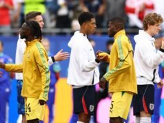 Spence dell’Inghilterra sembra rifiutare la stretta di mano con il giocatore del Ghana Partey fischiato
