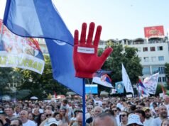 I manifestanti serbi continuano ad insistere anche dopo che Vucic ha promesso di farsi da parte