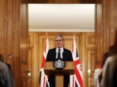 Starmer sull’orlo del baratro mentre cresce la pressione per dimettersi e far posto a Burnham