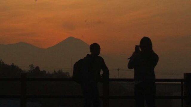 5e21afe418394-wisatawan-berfoto-dengan-latar-belakang-gunung-semeru-di-malang-jawa-timur_1265_711.jpg
