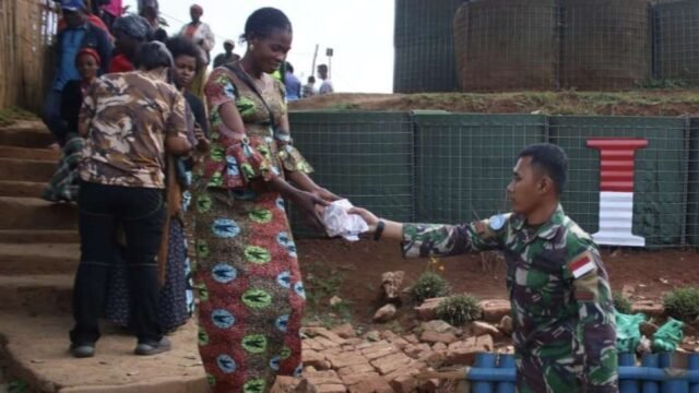 60f7e1f20c4d6-viva-militer-pasukan-perdamaian-pbb-bagikan-daging-korban-ke-masyarakat-kongo_1265_711.jpg
