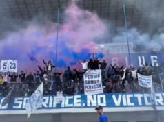 Lampeggiano razzi, fioccano multe: le azioni dei tifosi fanno piangere Persija, Persib e Persebaya