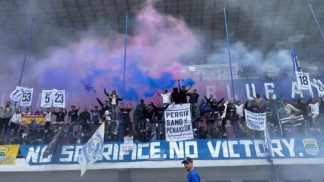 6947d15f3c1ef-suporter-persib-bobotoh-nyalakan-flare-di-stadion-gbla_1265_711.jpg