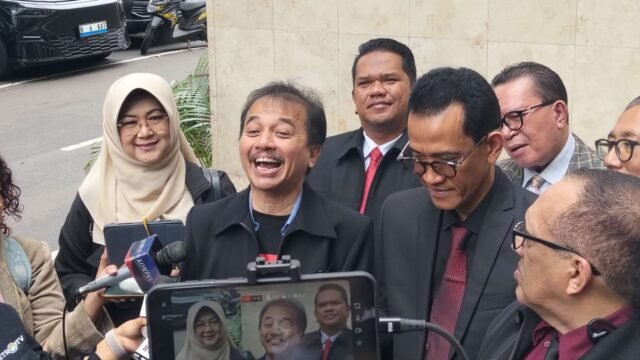 6968a01ca20d4-dokter-tifa-kiri-roy-suryo-tengah-dan-refly-harun-kanan_1265_711.jpg