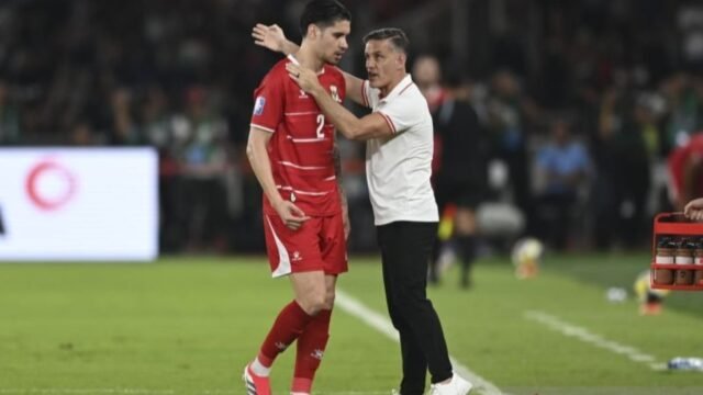 69c68db1c3720-pemain-timnas-indonesia-kevin-diks-dan-pelatih-john-herdman_gemini_1265_711.jpg