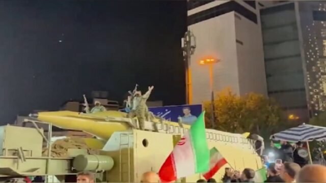 69e83b92419b4-irgc-memamerkan-rudal-di-beberapa-kota-termasuk-teheran-jelang-berakhirnya-gencatan-senjata_gemini_1265_711.jpg
