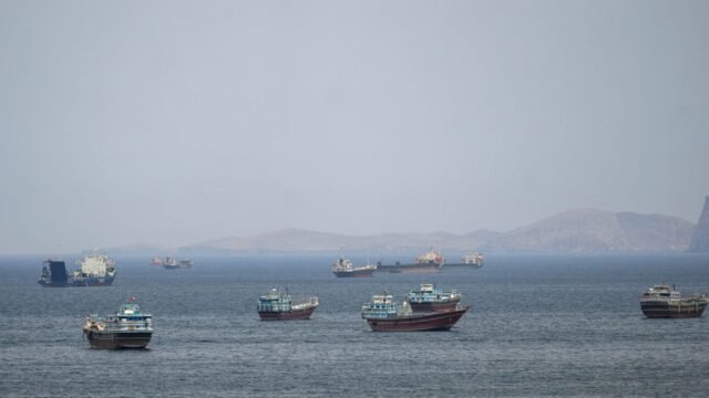69ea3e384b566-penampakan-kapal-dan-perahu-di-selat-hormuz_gemini_1265_711.jpg