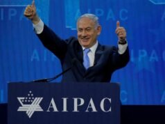 Benjamin Netanyahu ha esultato durante il discorso ad un evento militare, grida di “dimissioni” hanno echeggiato davanti agli ufficiali israeliani