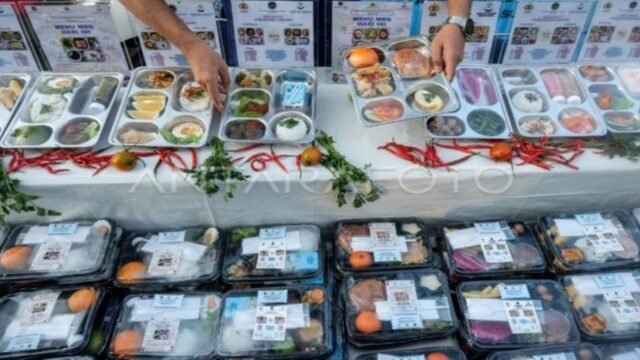 6a118c04f0465-petugas-satuan-pelayanan-pemenuhan-gizi-sppg-menata-menu-makan-bergizi-gratis-mbg_gemini_1265_711.jpg