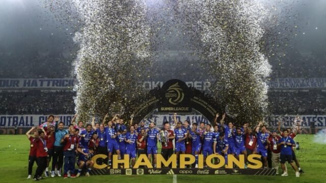 6a129484dc3c7-pelatih-dan-pemain-persib-bandung-angkat-trofi-usai-menjuarai-super-league-20252026-sabtu-23-mei-2026_gemini_1265_711.jpg