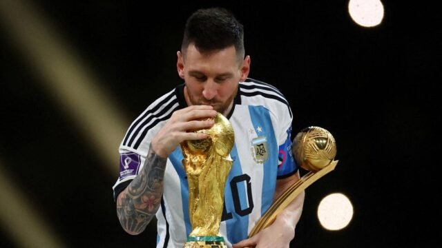 6a1da19655b7f-bintang-argentina-lionel-messi-bersama-trofi-piala-dunia-2022_gemini_1265_711.jpg