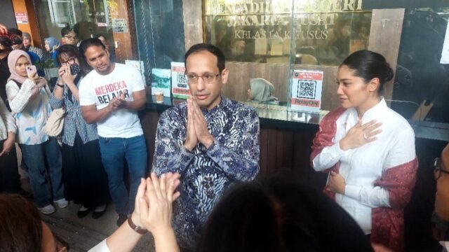 6a1ecc59bd27c-mantan-menteri-pendidikan-kebudayaan-riset-dan-teknologi-mendikbudristek-nadiem-anwar-makarim-tengah_gemini_1265_711.jpg