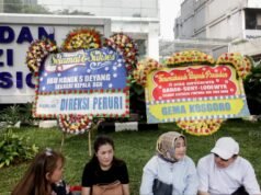 Mazzi di fiori in fila davanti all’ufficio BGN, ringraziando Prabowo dopo aver rimosso Dadan Hindayana