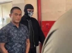 Diventando un allarme per gli spacciatori, Bripka Dedy, ex Brimob, ha il compito di monitorare gli arrivi della polizia tramite HT
