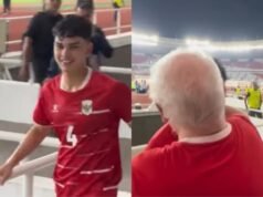 Il padre di Mathew Baker non riesce a trattenere l’emozione, l’esordio di suo figlio con la nazionale indonesiana è un momento indimenticabile