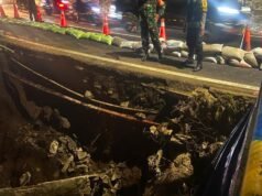 Muro di sostegno per frana a Bandung presumibilmente non abbastanza forte da resistere al carico dei veicoli