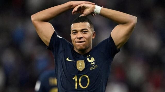 6a31756e0add3-kapten-timnas-prancis-kylian-mbappe-dengan-penghargaan-sepatu-emas-piala-dunia-2022_gemini_1265_711.jpg