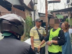 Mettendo a disagio i lavoratori di Kramat Raya, un uomo con la canottiera da futsal arrestato dalla polizia e risulta positivo alla metanfetamina