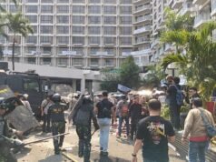 Caos! La folla che si rifiutava di eseguire l’esecuzione del Sultan Hotel ha colpito gli agenti con pietre e bottiglie