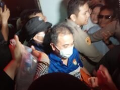 Nuovo capitolo nel caso di Jokowi, Roy Suryo e i certificati della dottoressa Tifa consegnati oggi alla procura del sud di Jakarta