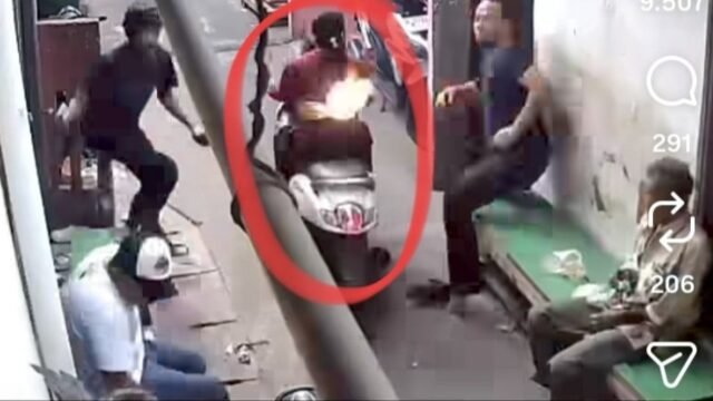 6a39f2a375839-ibu-yang-tengah-membonceng-anaknya-di-kawasan-koja-jakarta-utara-dilempar-bom-molotov_gemini_1265_711.jpg