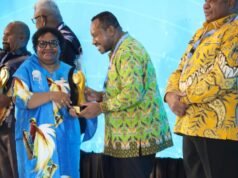Incoraggiando il miglioramento della governance governativa, il viceministro degli Affari interni Ribka Haluk apprezza i risultati ottenuti dal governo locale in Papua