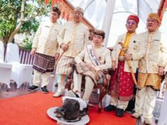 Jokowi esegue il rituale di calpestare la testa di un bufalo quando riceve titoli tradizionali da 5 regni a Kedaton Keagungan, qual è il significato?