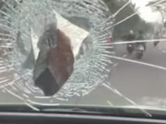 L’auto di Miss Indonesia Adinda Cresheilla è stata lanciata da sassi a Pondok Indah, ecco le condizioni