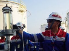 Garantire che i servizi rimangano fluidi, il Presidente Commissario Pertamina esamina gli impianti energetici a Giava Orientale