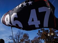 L’amministratore Trump perde contro il gruppo di protesta che sventola la bandiera ’86 47′ a Washington