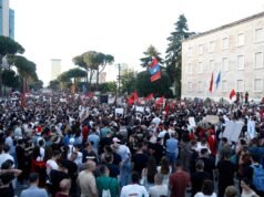 Migliaia di persone protestano in Albania contro le località costiere legate a Jared Kushner