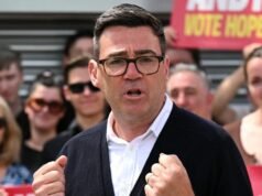 Andy Burnham vince le cruciali elezioni suppletive nel Regno Unito, in un duro colpo per Keir Starmer