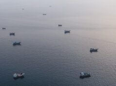 I prezzi del petrolio aumentano mentre gli attacchi statunitensi e iraniani minacciano la riapertura dello Stretto di Hormuz