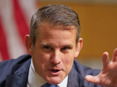 Adam Kinzinger lancia il PAC per sostenere i democratici rispetto ai repubblicani allineati a Trump