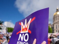 Il reverendo al concerto “No Kings” ringrazia “Ogni Dio”