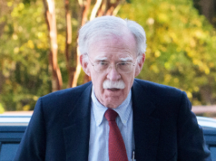 John Bolton accetta la dichiarazione di colpevolezza per reato di cattiva gestione di documenti classificati