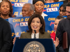 “Mamma” e “papà” verranno sostituiti nello Stato di New York con “Gestante” e “Non gestante” se Kathy Hochul firmerà la legge
