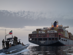 L’Iran dichiara di nuovo di fermare le spedizioni, gli Stati Uniti dicono che lo Stretto è “aperto al transito”