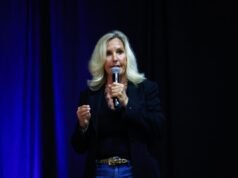 Erin Brockovich ringrazia gli americani mentre iniziano ad arrivare le foto dei data center
