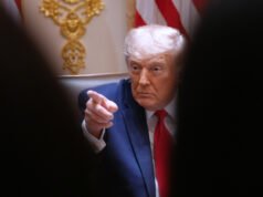 I funzionari britannici hanno considerato una speciale “scatola rossa” per Trump: cosa mostrano le nuove e-mail