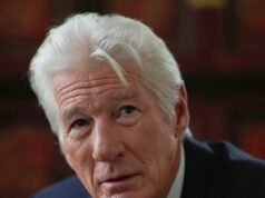 Richard Gere afferma di “profondamente vergognarsi” del fatto che l’amministratore Trump chiami i migranti “alieni” durante il discorso in Germania