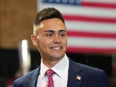 Un pezzo di successo contro il candidato repubblicano del Wisconsin cita un podcaster anti-Trump che sostiene un altro candidato alle primarie