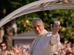 La gente inonda le strade di Madrid per vedere la processione di Papa Leone su tappeti fioriti