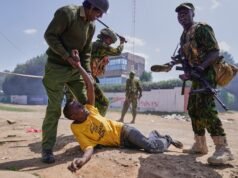 La polizia del Kenya reprime la protesta contro il centro americano Ebola a Nanyuki