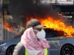 L’estrema sinistra dà fuoco a Tesla e si scontra con la polizia al vertice del G7 a Ginevra
