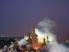 Lo sbarramento di droni russi provoca 11 morti e incendia la storica cattedrale di Kiev