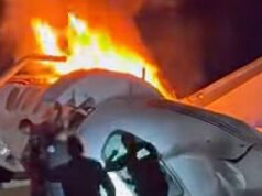 I soccorritori tirano fuori i sopravvissuti dall’incidente aereo sull’autostrada del Texas