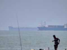 Le petroliere continuano a muoversi attraverso lo stretto di Hormuz nonostante le minacce iraniane