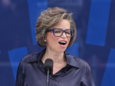 Valerie Jarrett apre la cerimonia al Centro Obama con il riconoscimento della terra